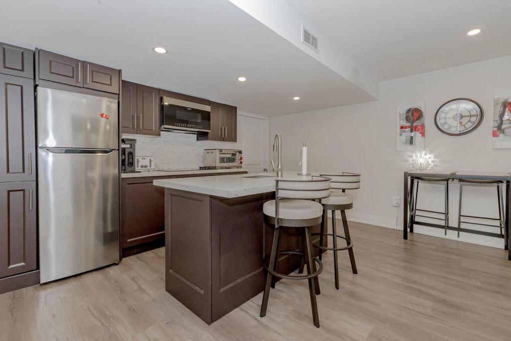 Luxury Basement Apartment In Όκβιλ Εξωτερικό φωτογραφία