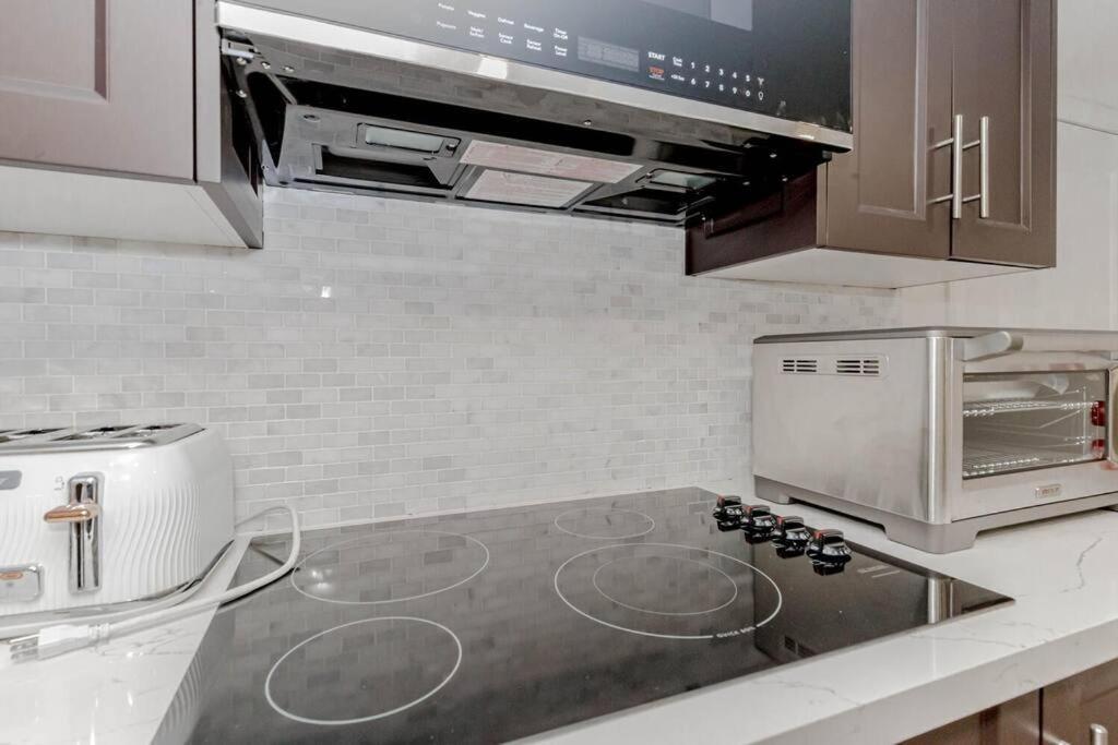 Luxury Basement Apartment In Όκβιλ Εξωτερικό φωτογραφία