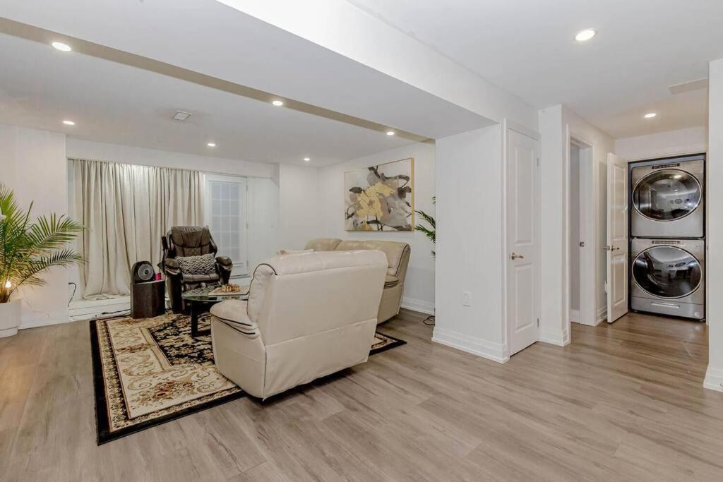 Luxury Basement Apartment In Όκβιλ Εξωτερικό φωτογραφία