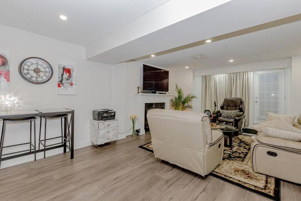 Luxury Basement Apartment In Όκβιλ Εξωτερικό φωτογραφία