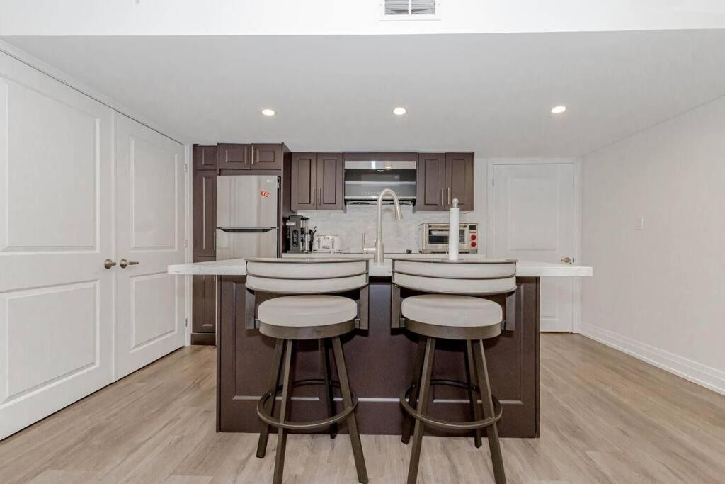 Luxury Basement Apartment In Όκβιλ Εξωτερικό φωτογραφία