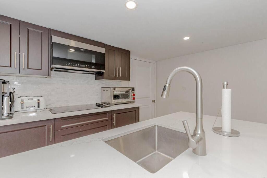 Luxury Basement Apartment In Όκβιλ Εξωτερικό φωτογραφία